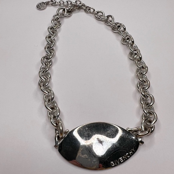 Sold | Givenchy vintage Silver Abstract Logo Tag Choker Chain Necklace - Picture 5 of 10